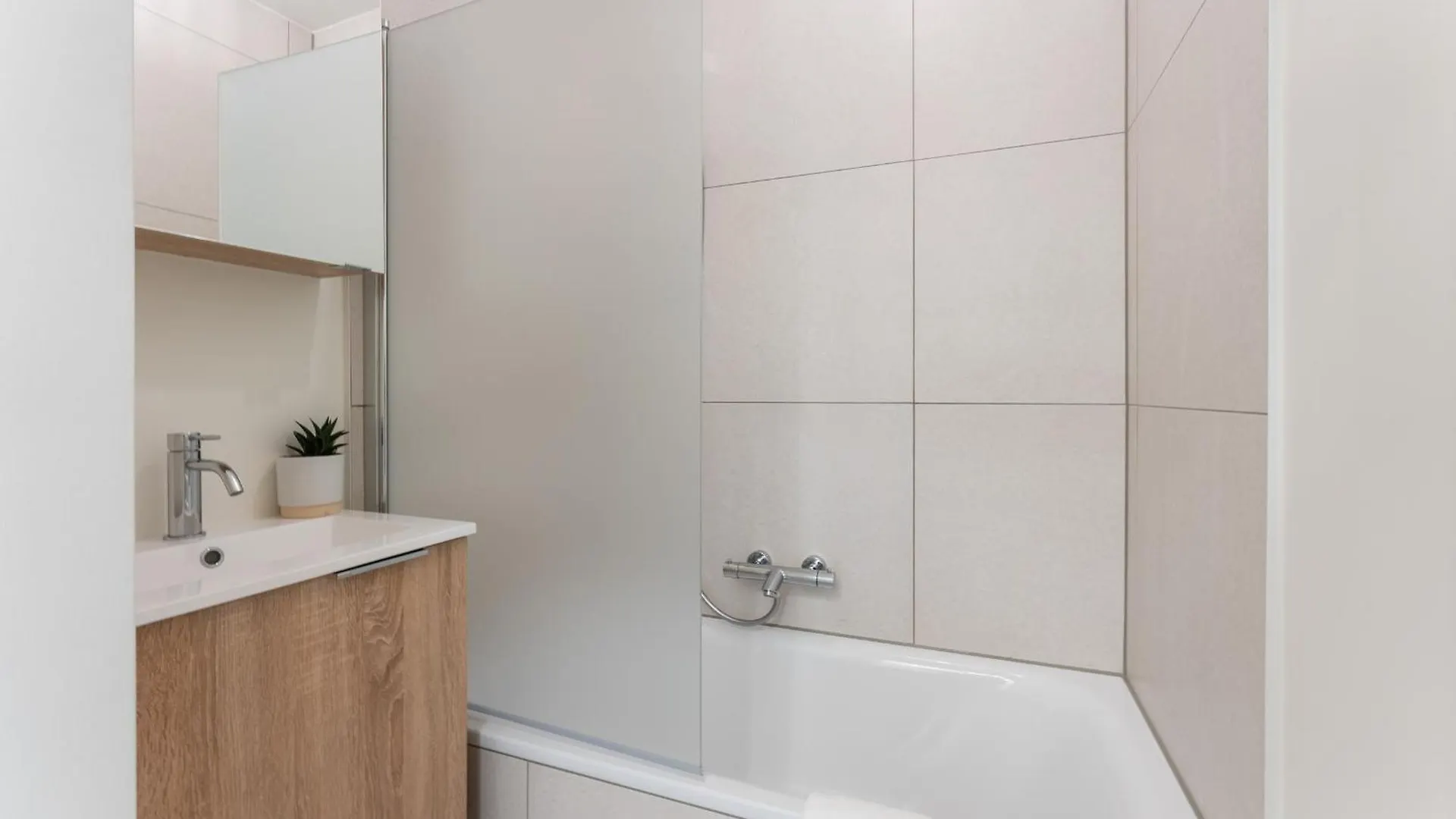 Lichtrijk En Ruim Appartement Met Zeezicht - 5P Ostend Belgium