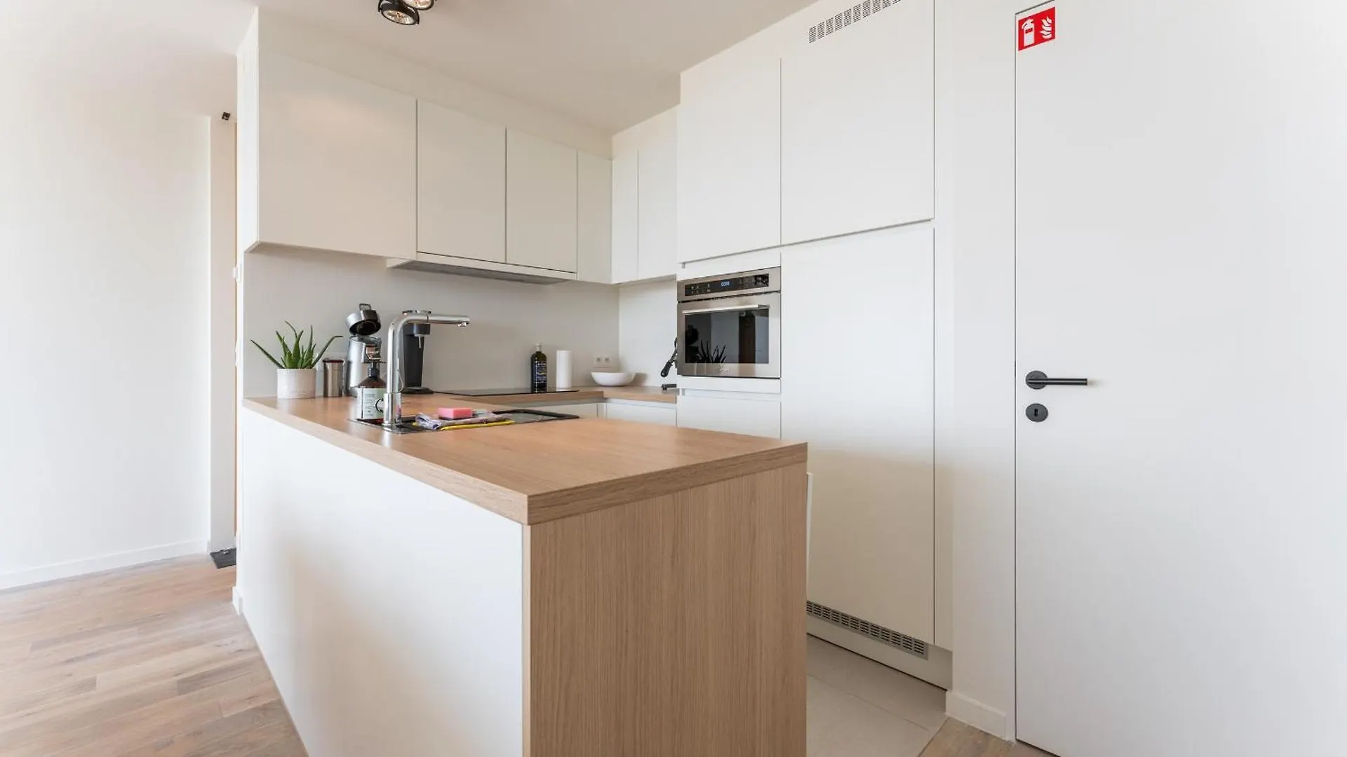 Lichtrijk En Ruim Appartement Met Zeezicht - 5P Ostend Apartment