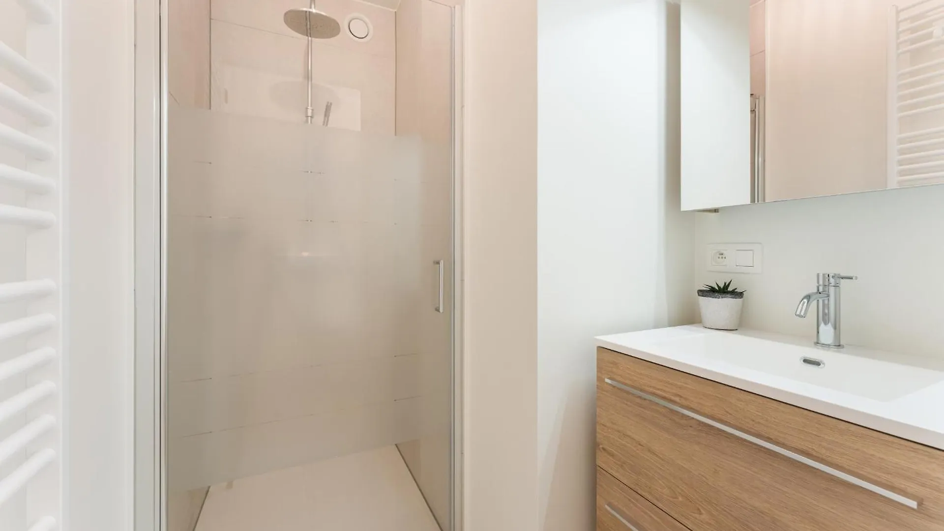 Lichtrijk En Ruim Appartement Met Zeezicht - 5P Ostend